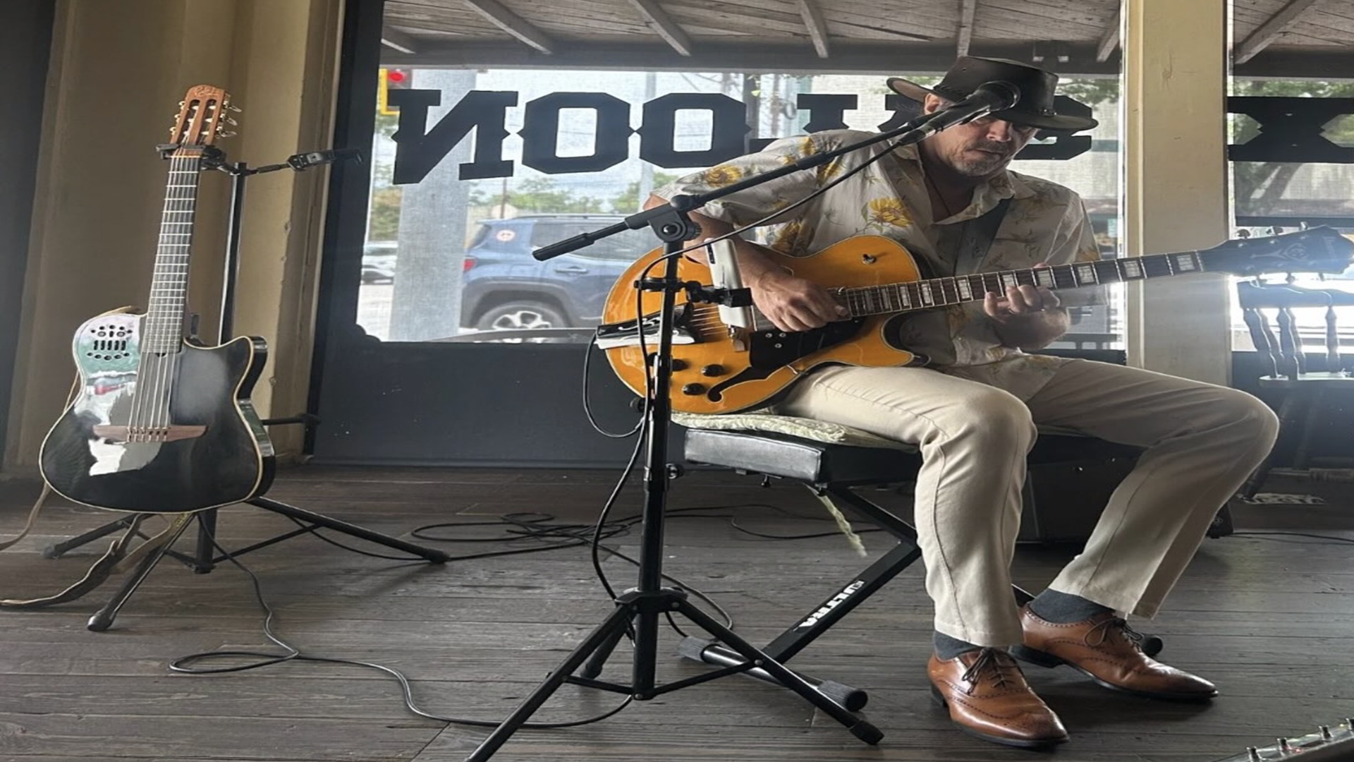 Lunchtime Live with Steven Vee at The Phoenix Saloon