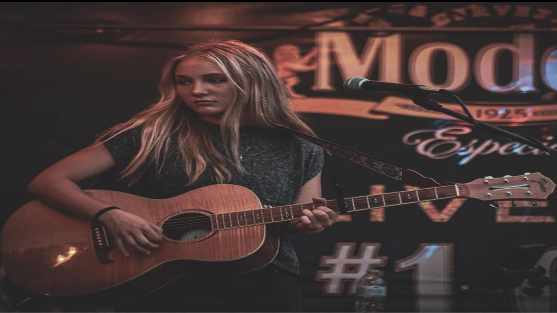 Lunchtime Live with Zoe Allan at The Phoenix Saloon