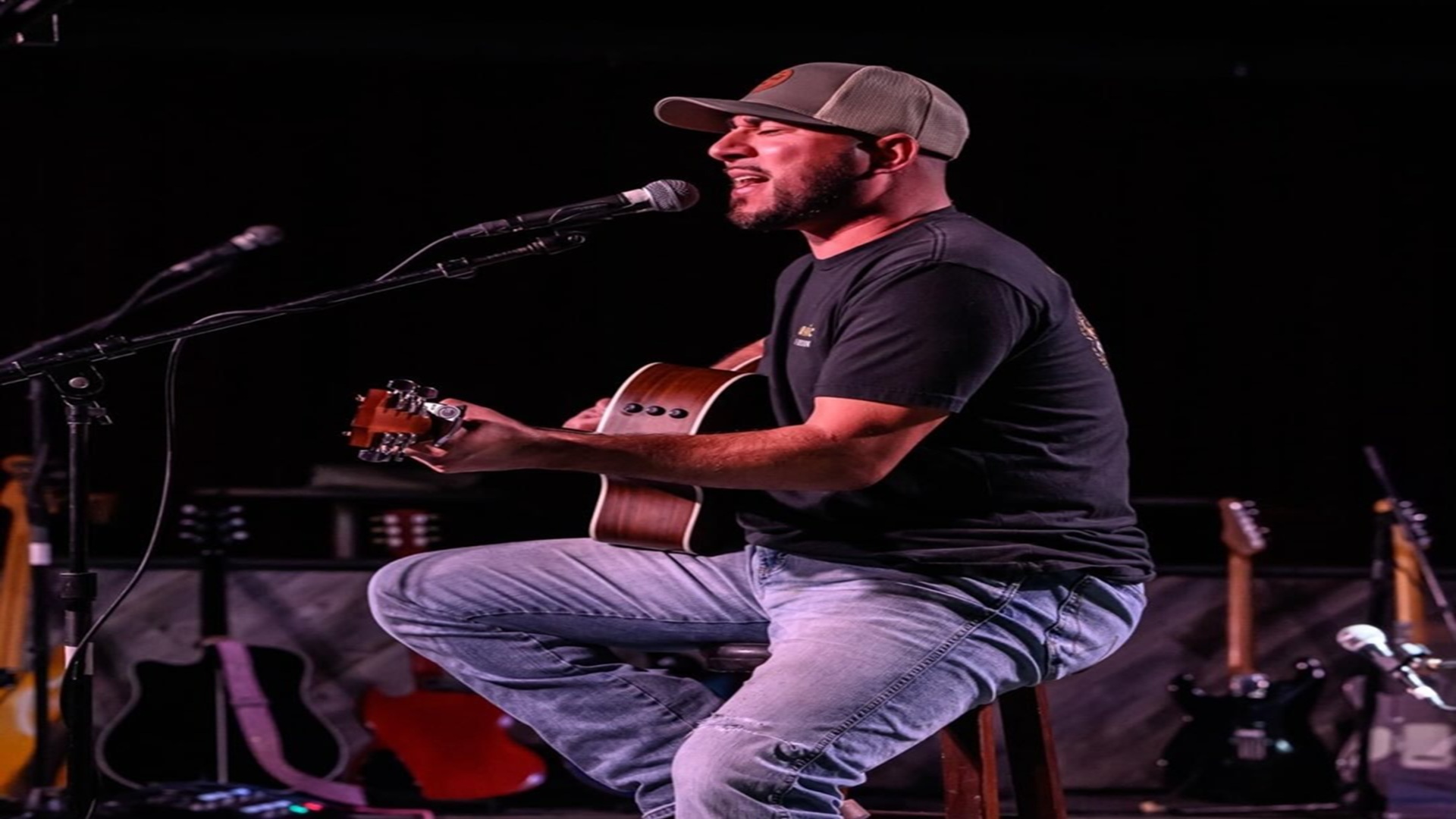 Bo Luna at The Grapevine in Gruene